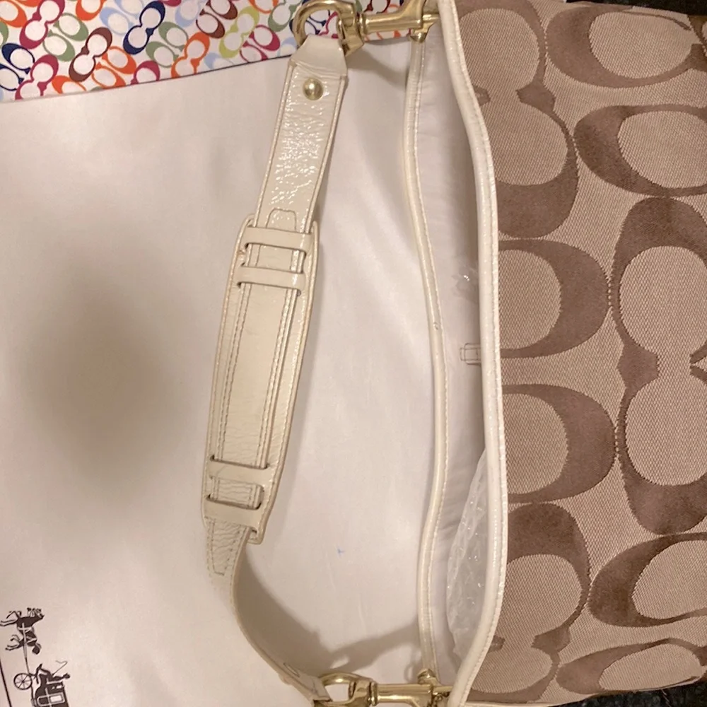 COACH jacquard w/multicolored band at base. Cream patent leather trim. #10858 - Picture 9 of 15